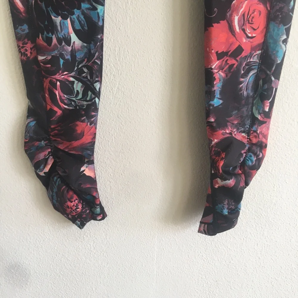 Calia Rose Garden Leggings 7/8 Cropped Ruched Floral Red Yoga Mid Rise Medium - Picture 11 of 12